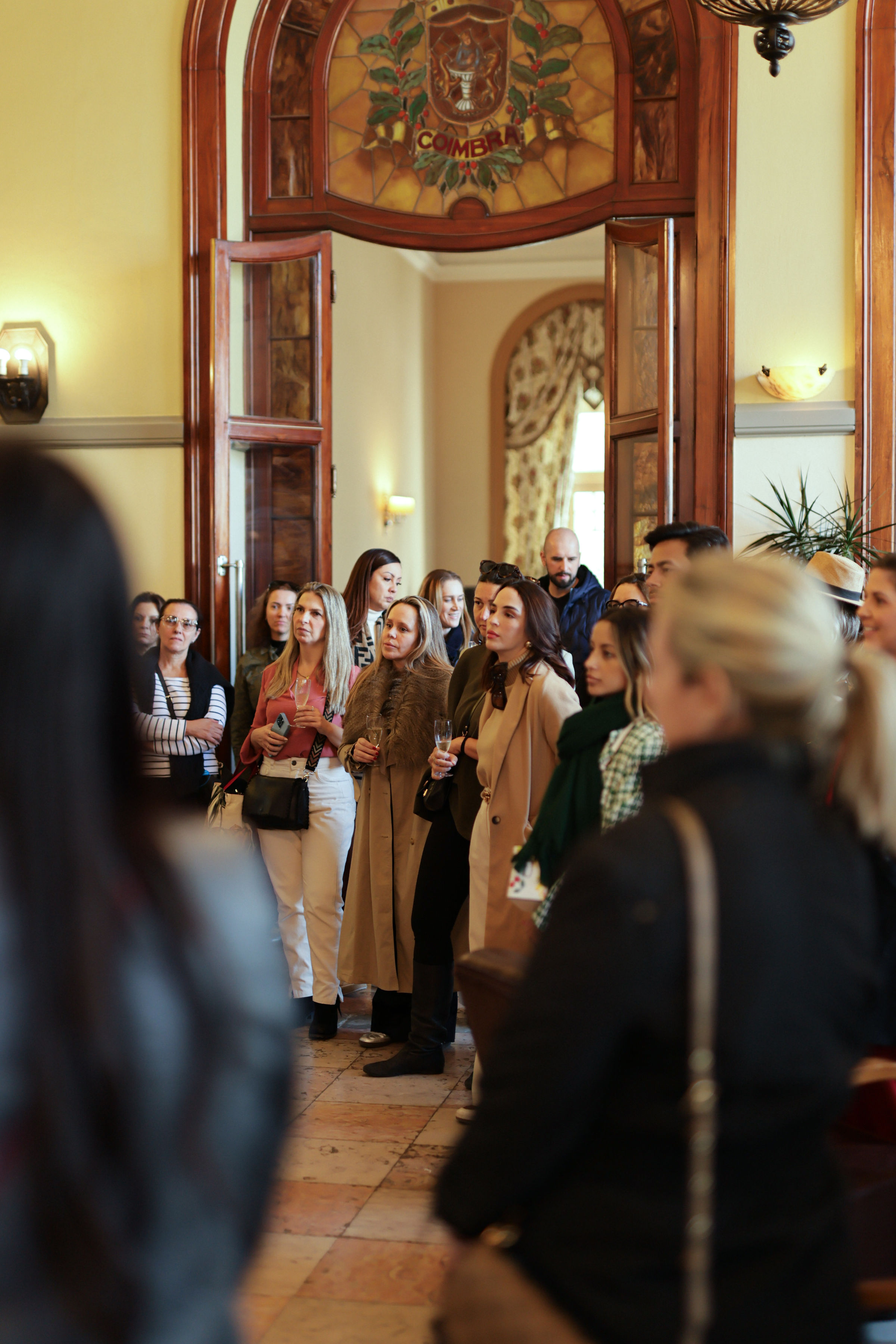 Pessoas Paradas em Local de Visita